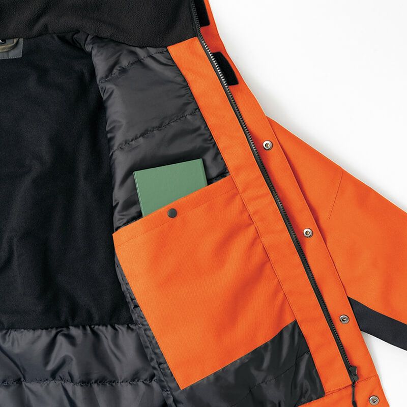 内右胸ポケット<br>内身頃左右にメモ帳やスマホが入る大容量の便利なポケット付き。