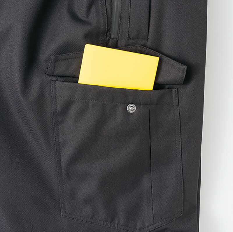 フラップ付 カーゴポケット<br>右身頃に大容量のフラップ付きカーゴポケット付き。