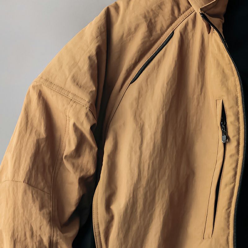 反射材（黒反射パイピング）<br>前・後身頃の袖ラグラン切替位置に黒反射パイピングを採用し夜間の視認性を確保。