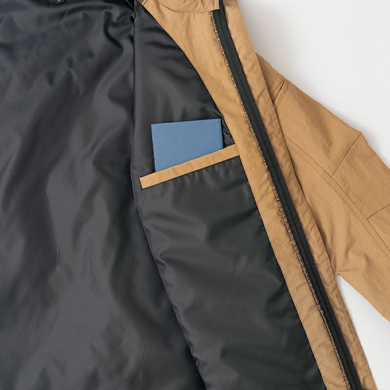 内ポケット<br>左内身頃にはメモ帳やスマホが入る便利なポケット付き。