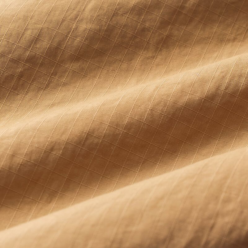 身頃生地<br>丈夫なナイロンリップストップ生地を採用