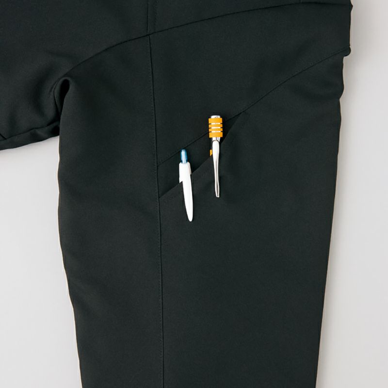 袖ペン差し<br>袖の取り出しやすい位置にあり、よく使うペン等を便利に収納。