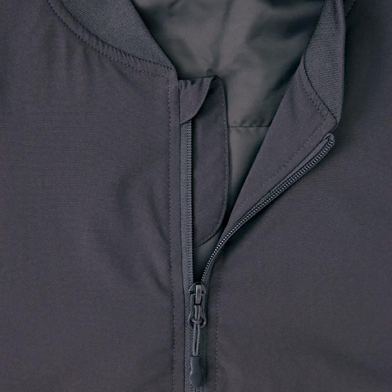 チンガード<br>フロントジッパーが直接あごに当たる不快感を防ぎます。