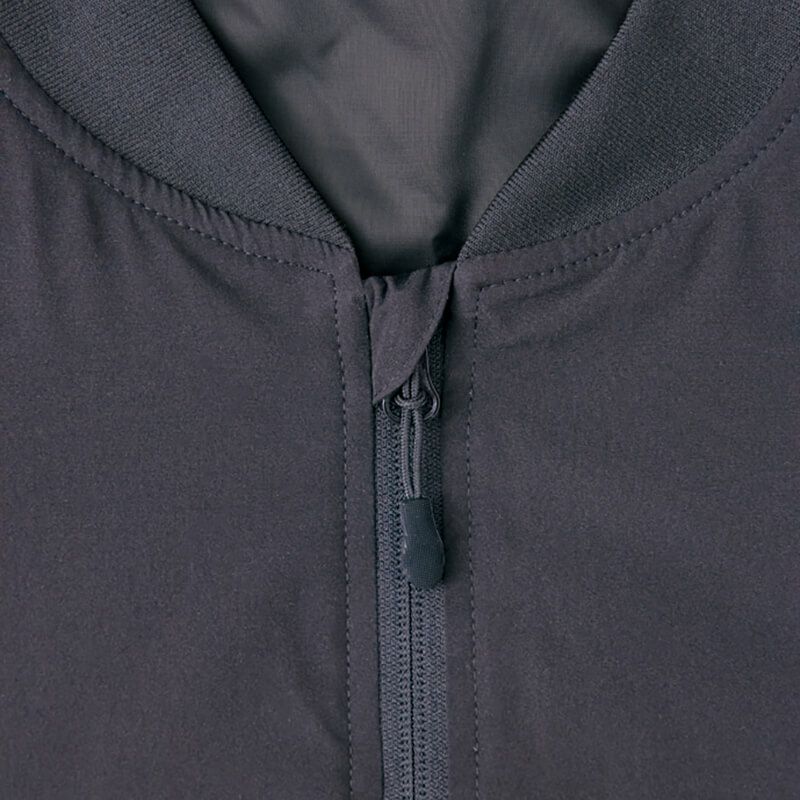 衿リブ仕様<br>ほど良いテンションで首回りがスッキリとフィット。