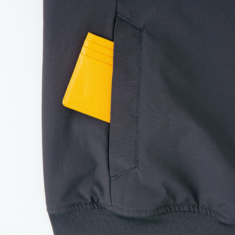 サイドポケット<br>出し入れしやすいサイドポケット付。