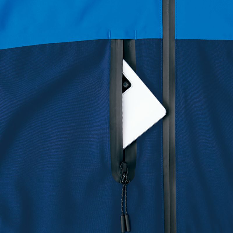 胸止水ファスナーポケット<br>ポケット内への雨の進入を防ぎ、作業中に中身が飛び出さない