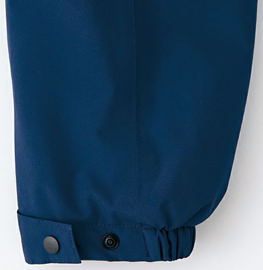 袖口アジャスター<br>ゴムシャーリング＆ドットボタンタブ仕様で２段階調節が可能