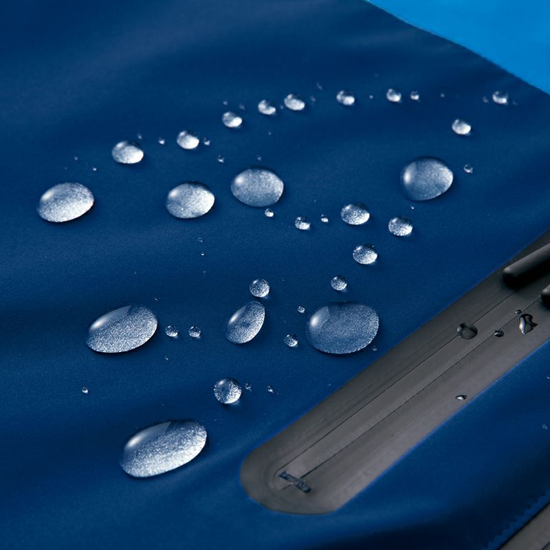 レインウエアを着用する必要がなく、雨・雪の中でも作業継続が可能！