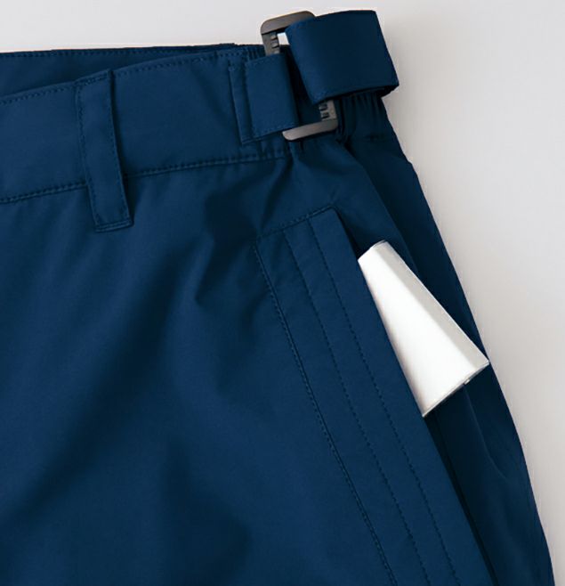 脇ポケット<br>止水ファスナー仕様で雨などの侵入を防ぐ