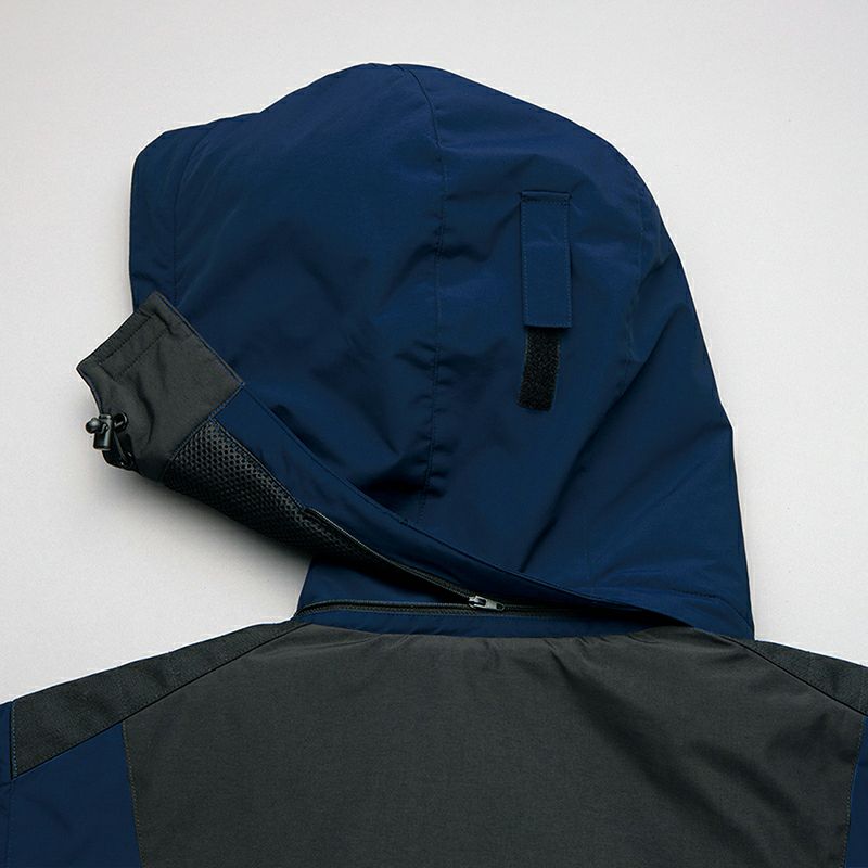 大型着脱式フード<br>ヘルメットが収まるファスナー脱着式フード仕様。