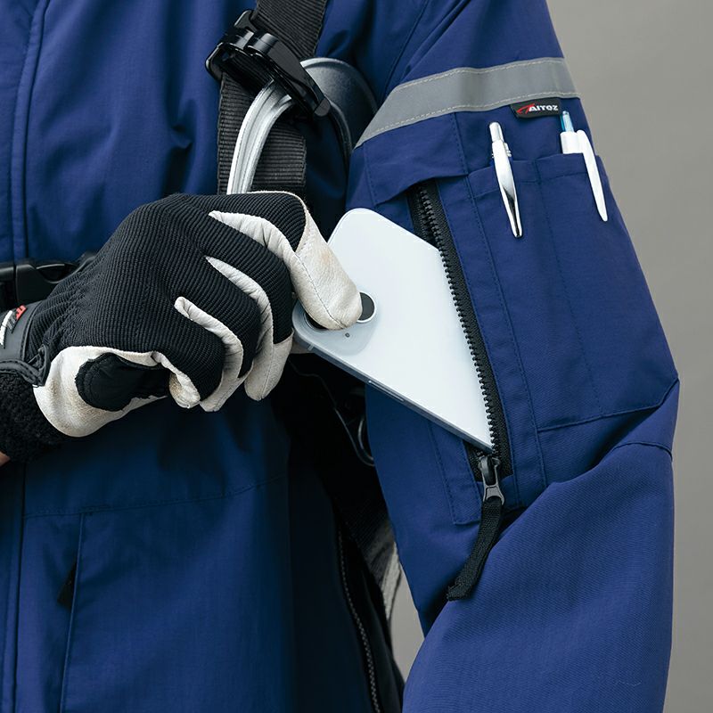 袖反射テープ・大型左袖ポケット<br>フルハーネス使用時に影響のない袖上部に反射テープを装備。左袖上部にファスナーポケットとペン差しを装備。