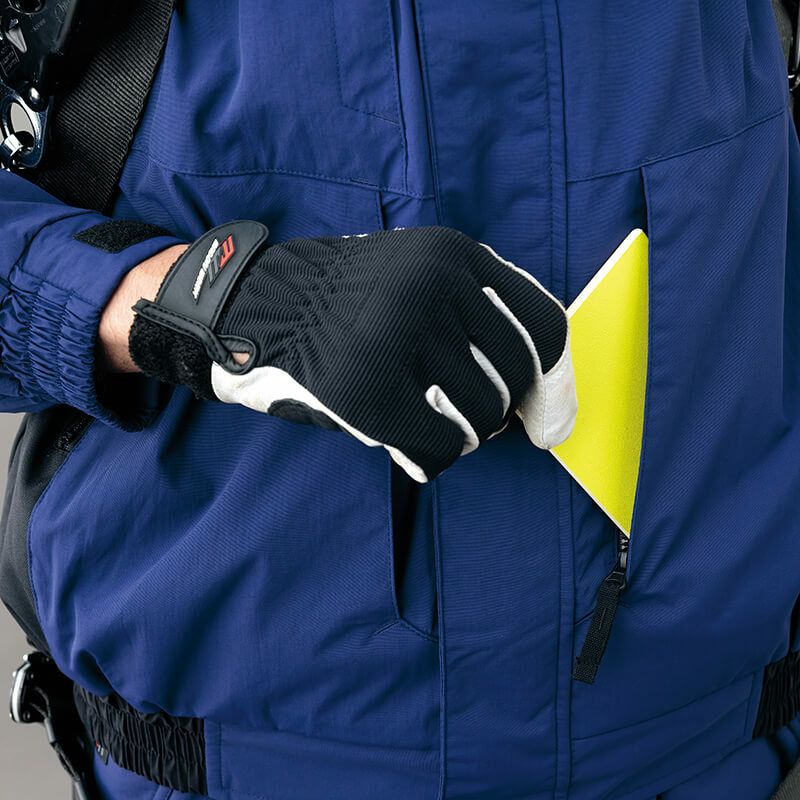 ウエストファスナーポケット<br>フルハーネス使用時に影響を受けないウエスト内側にファスナーポケットを装備。