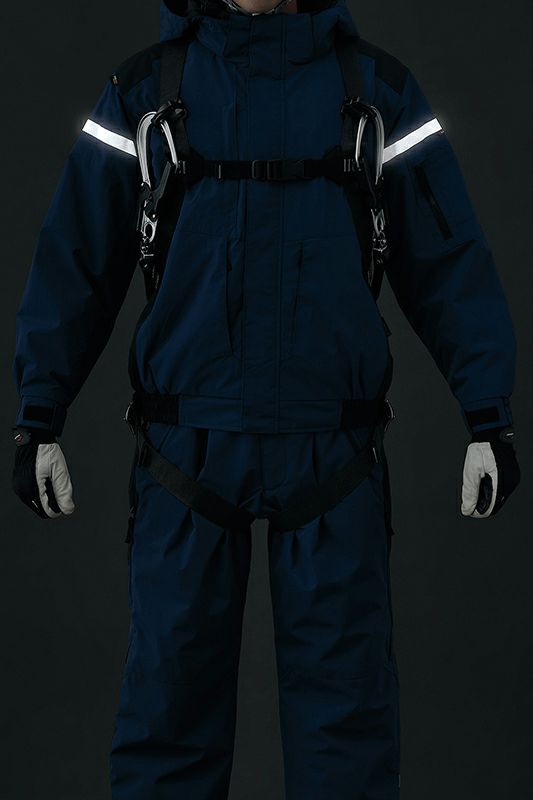 360度リフレクト・フロント<br>袖上と膝下に反射材を配置し、夜間や暗所の安全性に配慮。