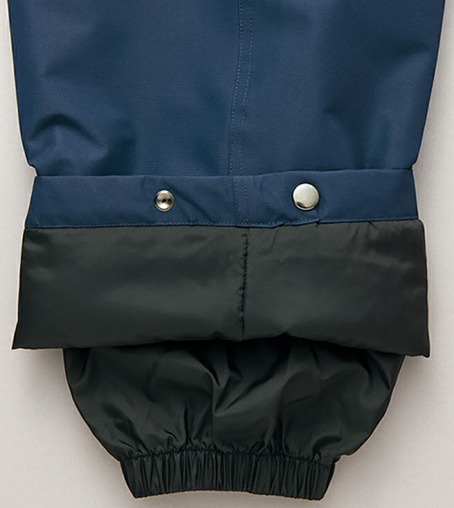 二重裾口<br>裾口は二重で寒気の侵入を防ぎ、保温性を高めます。