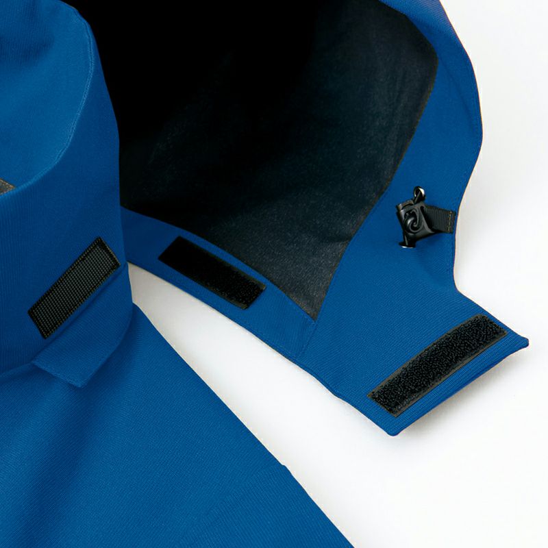 フード取り外し<br>取り外し式フード付。フードはドットボタンで簡単に着脱が可能。スピンドル仕様のドローコードで調節も可能。