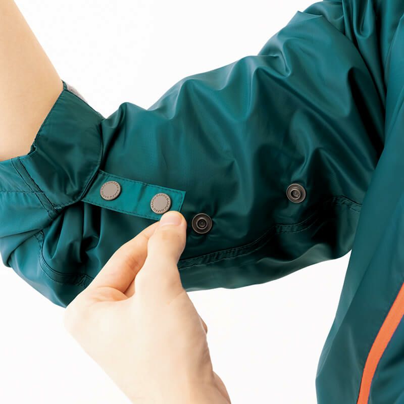 腕まくり調節機能<br>ドットボタンにより袖の長さが調節できます