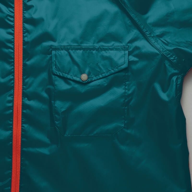 胸ポケット<br>雨蓋付きで雨などの侵入を防ぎます。