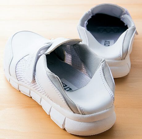 かかとを踏んでも履けるタイプ