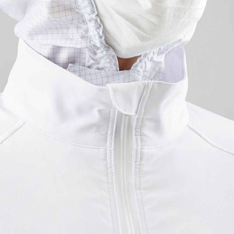 チンガード<br>フロントジッパーが直接あごに当たる不快感を防ぎます。