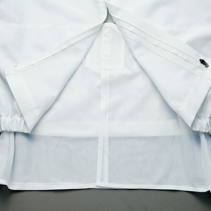 インナーガード<br>見頃には内側に毛髪や体毛落下をガードする二重構造のインナーガード付。素材はやわらかく動きやすいニットや織物素材を使用。