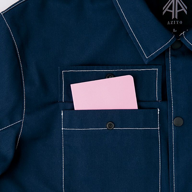 フラップポケット<br>ドットボタン付で物が落ちにくいポケット仕様。