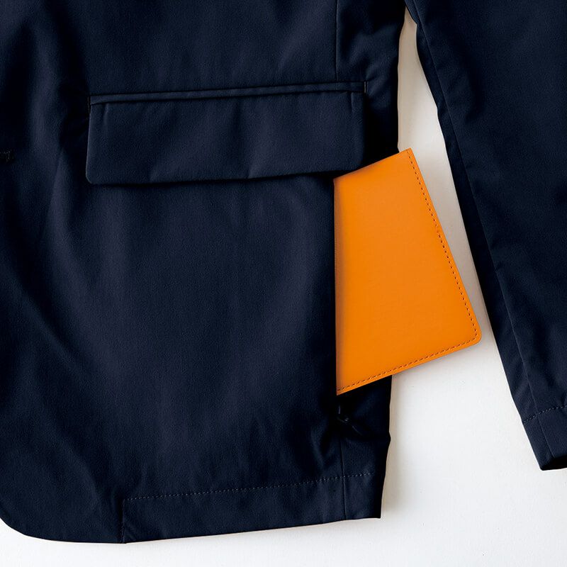 脇隠しポケット<br>隠しファスナー付でモノ落下防止。