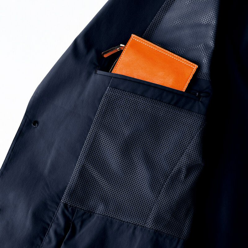 右胸内ポケット<br>マルチに使える両玉縁ポケット。