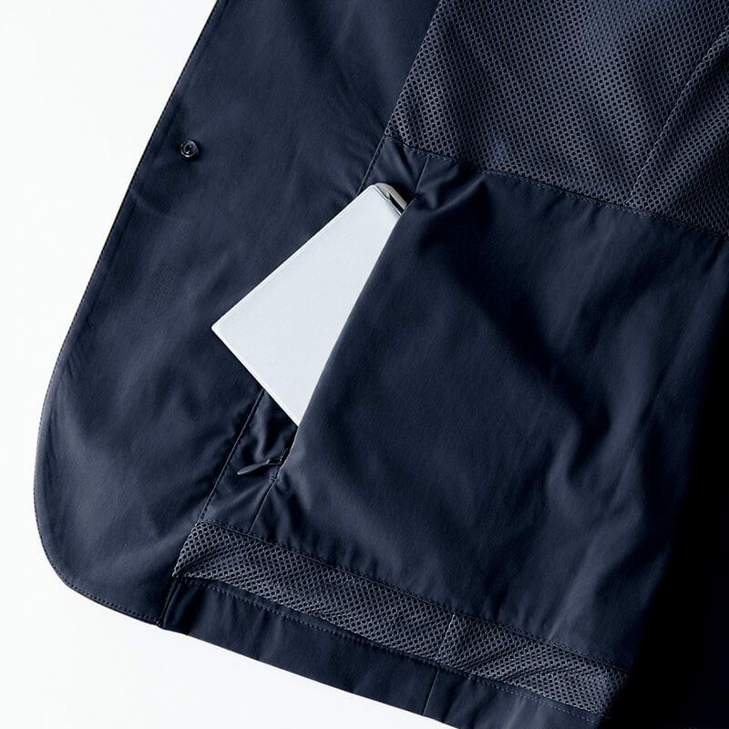 右裾大型内ポケット<br>ファスナー付大型ポケット。