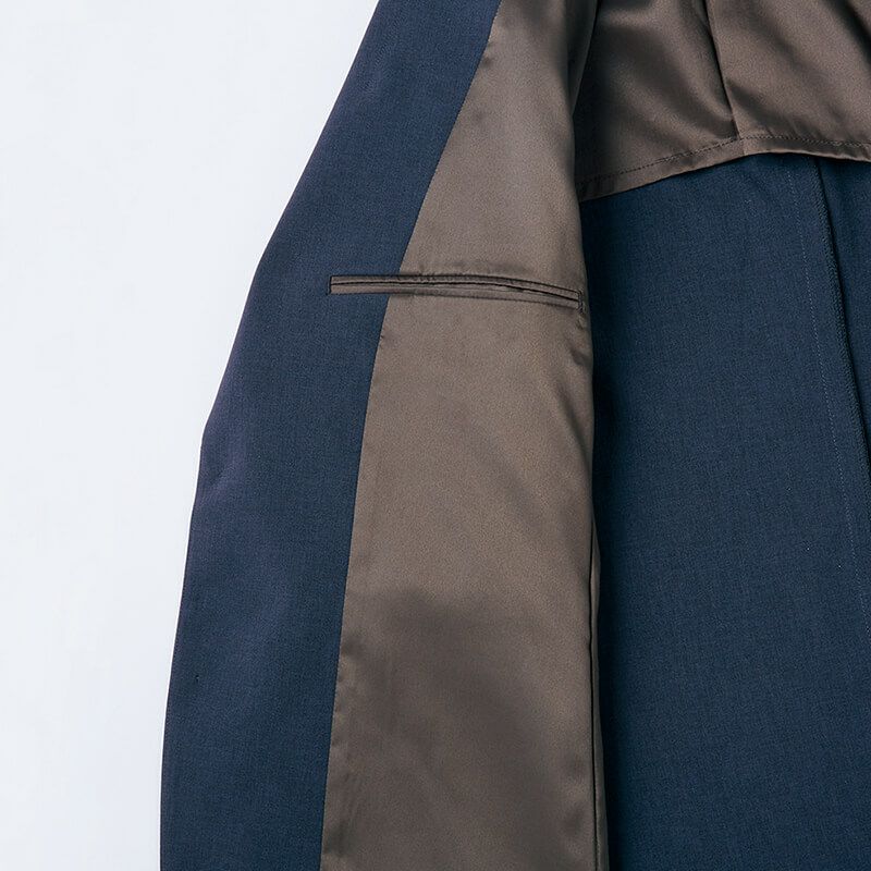 内ポケット<br>名刺入れや手帳などが入れられる3ヶ所の内ポケット付き