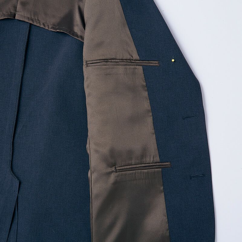 内ポケット<br>名刺入れや手帳などが入れられる3ヶ所の内ポケット付き