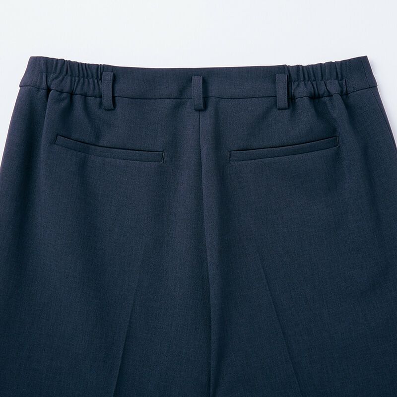 サイドゴム仕様<br>こっそり楽なウエストインゴムで印象スマート。