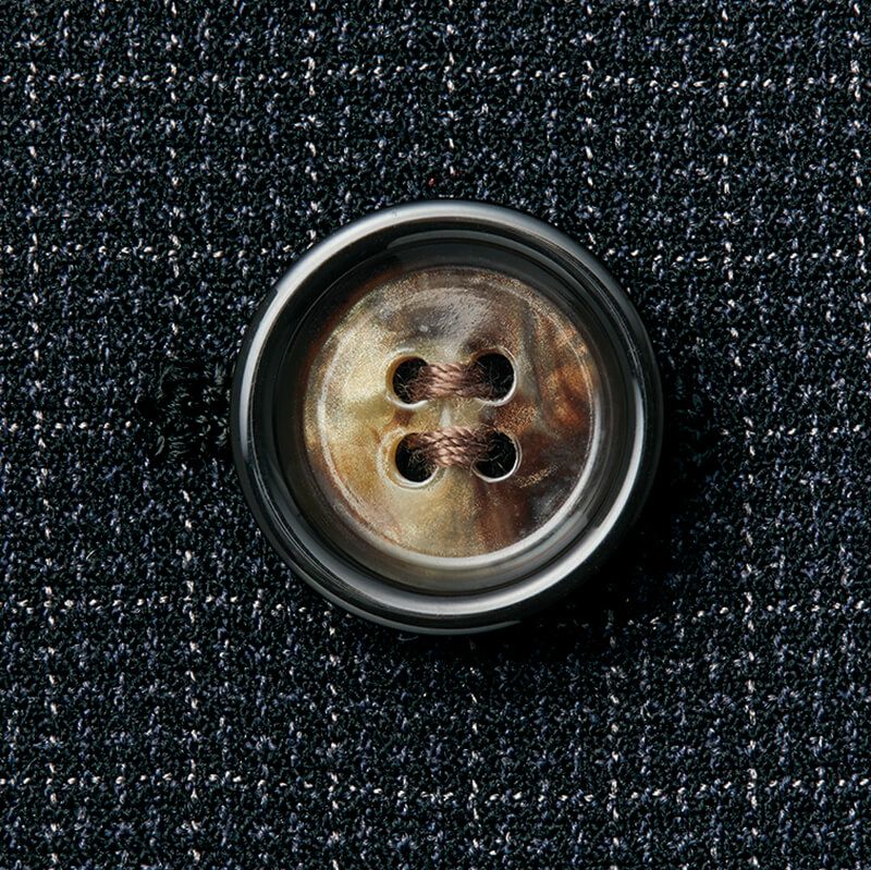 ボタンアップ<br>表情豊かな水牛調ボタンで、洗練された印象に