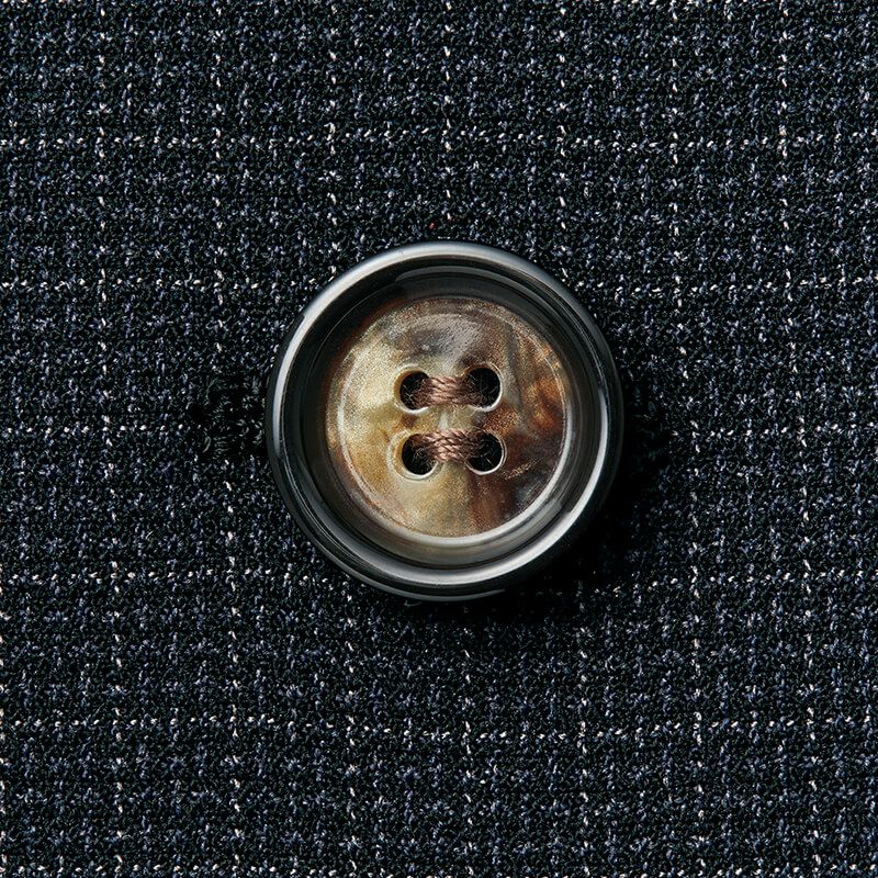 ボタンアップ<br>表情豊かな水牛調ボタンで、洗練された印象に