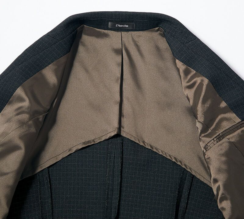 背抜き仕立て<br>通気性が良く快適な着心地。