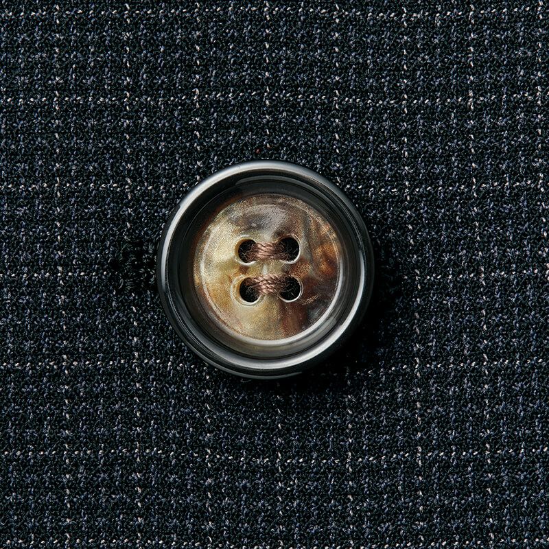 ボタンアップ<br>表情豊かな水牛調ボタンで、洗練された印象に。