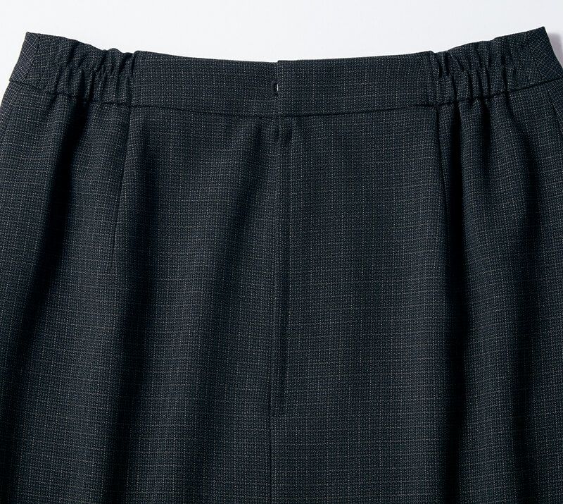 サイドゴム仕様<br>こっそり楽なウエストインゴムで印象スマート。