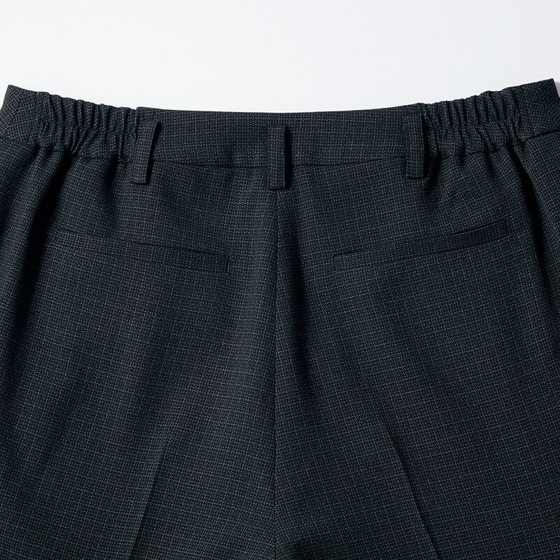 サイドゴム仕様<br>こっそり楽なウエストインゴムで印象スマート。