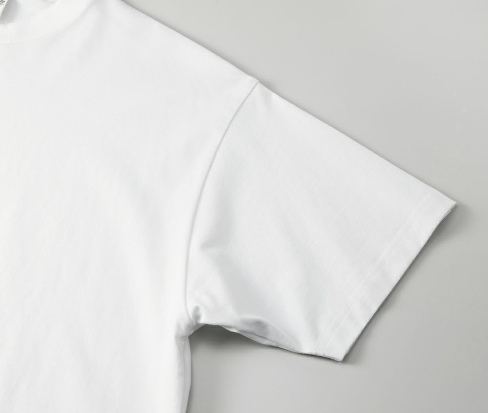 アームホールはオーバーロック始末、袖口は2本針始末