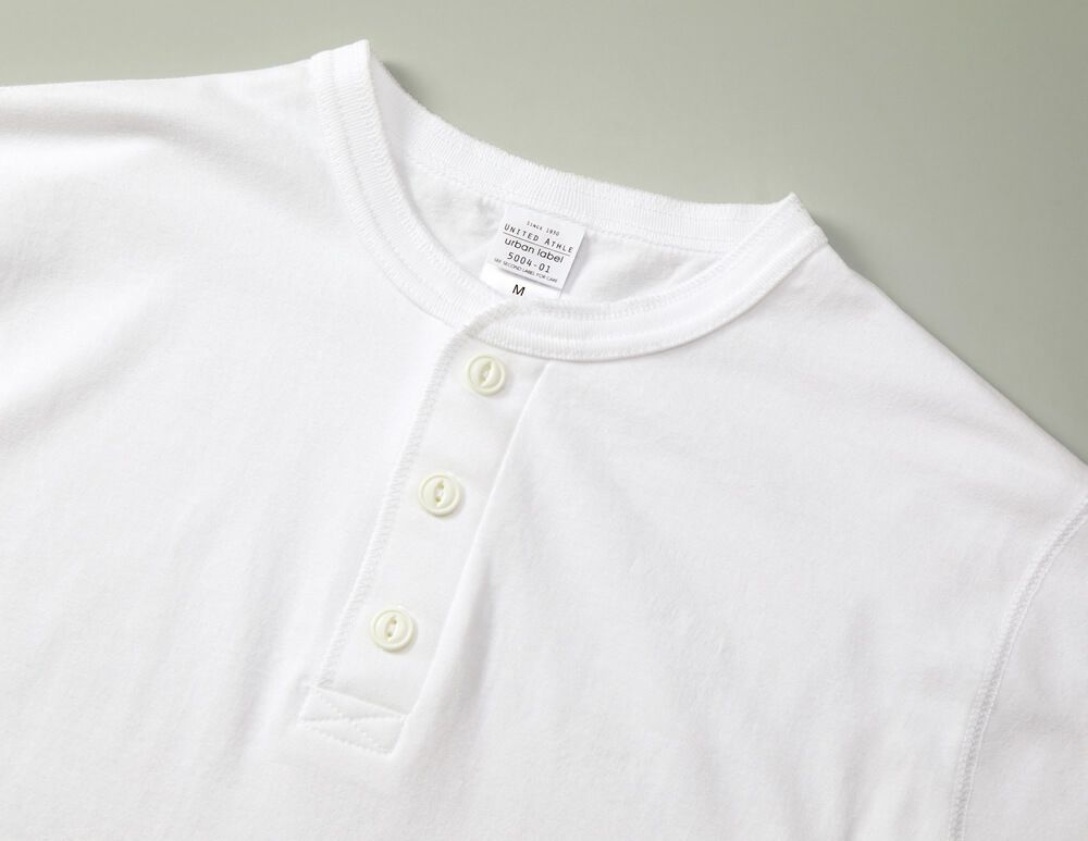 前立てのボタンはクラシカルな猫目ボタン（キャッツアイ）