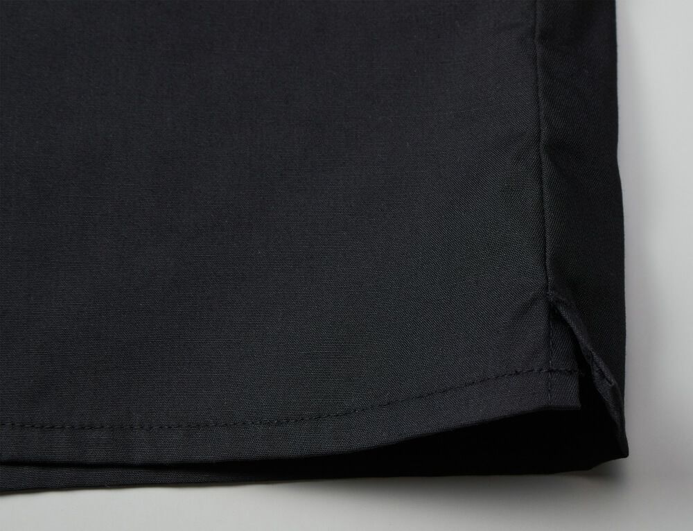 左右の裾口にはスリット入り